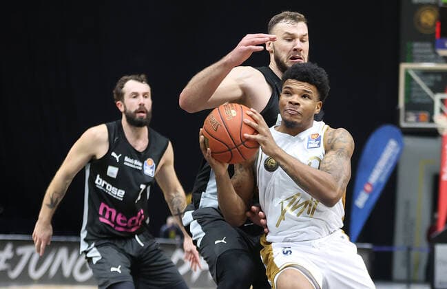 Tookie Brown Basketball Loewen Braunschweig prevails against Martynas Sajus medi Bayreuth