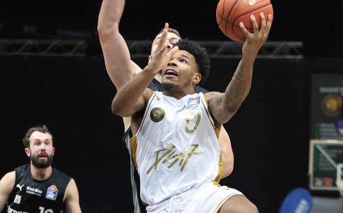 Tookie Brown Basketball Loewen Braunschweig prevails against Martynas Sajus medi Bayreuth