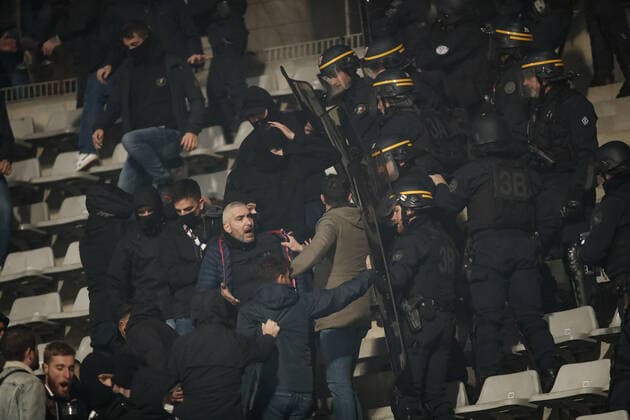 Debordements et bagarres entre supporters parisiens et supporters lyonnais FOOTBALL : 32eme finale de la Coupe de France - Paris Football Club vs Olympique Lyonnais - 17 12 2021 AurelienMorissard Panoramic 