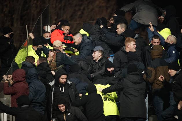 Debordements et bagarres entre supporters parisiens et supporters lyonnais FOOTBALL : 32eme finale de la Coupe de France - Paris Football Club vs Olympique Lyonnais - 17 12 2021 AurelienMorissard Panoramic 
