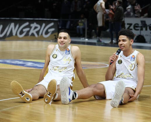 Sananda Fru Basketball Loewen Braunschweig after the final whistle, tunes the Humba, left Benedikt Turudic Basketball Loewen Braunschweig