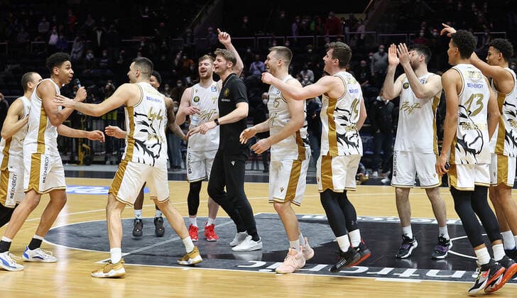 Sananda Fru Basketball Loewen Braunschweig after the final whistle, tunes the Humba