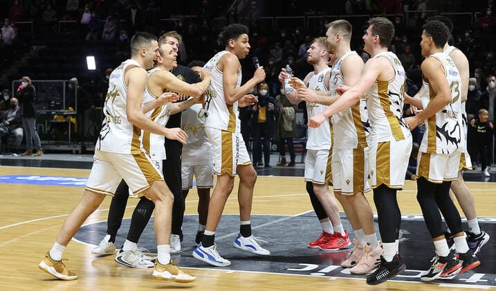 Sananda Fru Basketball Loewen Braunschweig after the final whistle, tunes the Humba