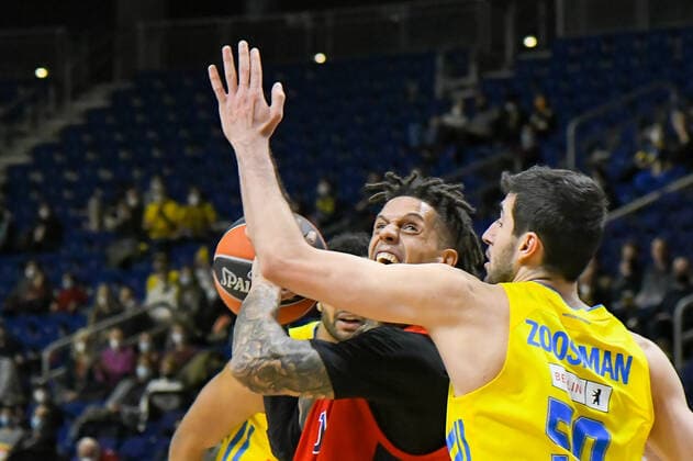 17 12 2021, xlakx, Basketball EuroLeague, Alba Berlin ZSKA Moscow emspor, v l Daniel Hackett ZSKA Moscow No 10 ,Yovel Zoosman Alba Berlin No 50 duel, action, action, battle for the ball Berlin