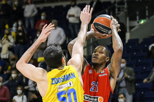 17 12 2021, xlakx, Basketball EuroLeague, Alba Berlin ZSKA Moscow emspor, v l Yovel Zoosman Alba Berlin No 50 ,Will Clyburn ZSKA Moscow No 21 duel, action, action, battle for the ball Berlin