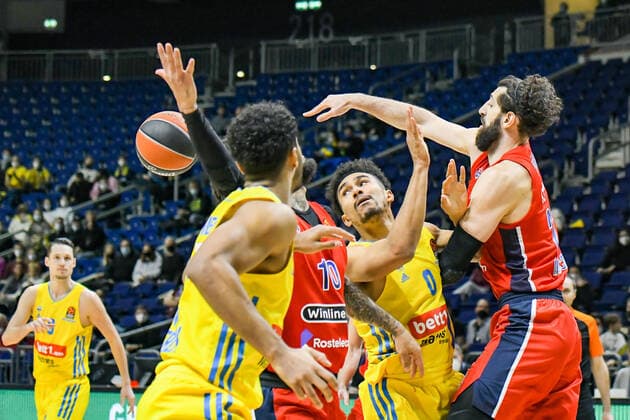 17 12 2021, xlakx, Basketball EuroLeague, Alba Berlin ZSKA Moscow emspor, v l Johannes Thiemann Alba Berlin No 32 ,Daniel Hackett ZSKA Moscow No 10 ,Maodo Lo Alba Berlin No 0 ,Tornike Shengelia ZSKA Moscow No 23 Duel, action, action, battle for the ball Berlin