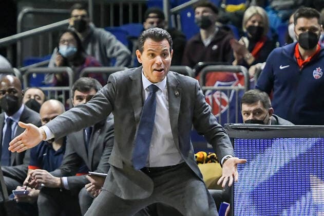 17 12 2021, xlakx, Basketball EuroLeague, Alba Berlin ZSKA Moscow emspor, v l Dimitris Itoudis ZSKA Moscow coach gives instructions, gestures with arms, gesticulate, gives instructions Berlin