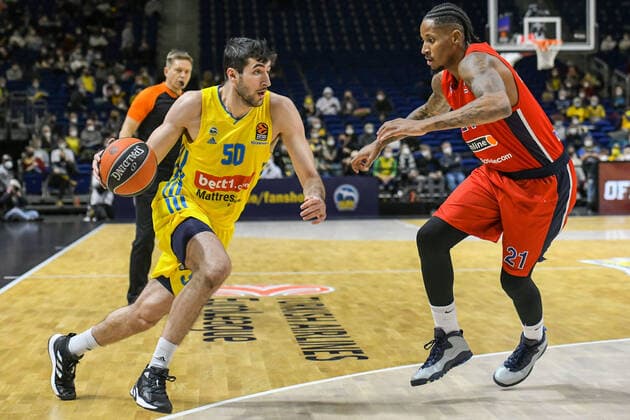 17 12 2021, xlakx, Basketball EuroLeague, Alba Berlin ZSKA Moscow emspor, v l Yovel Zoosman Alba Berlin No 50 ,Will Clyburn ZSKA Moscow No 21 Berlin.