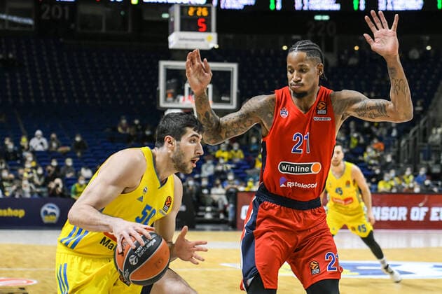 17 12 2021, xlakx, Basketball EuroLeague, Alba Berlin ZSKA Moscow emspor, v l Yovel Zoosman Alba Berlin No 50 ,Will Clyburn ZSKA Moscow No 21 duel, action, action, battle for the ball Berlin