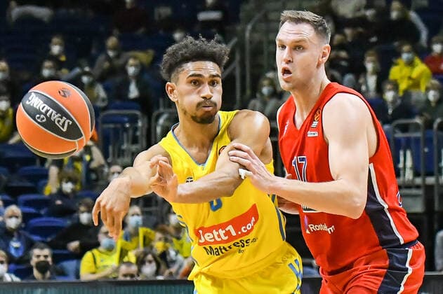 17 12 2021, xlakx, Basketball EuroLeague, Alba Berlin ZSKA Moscow emspor, v l Maodo Lo Alba Berlin No 0 ,Johannes Vogtmann ZSKA Moscow No 17 Berlin.