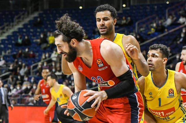 17 12 2021, xlakx, Basketball EuroLeague, Alba Berlin ZSKA Moscow emspor, v l Tornike Shengelia ZSKA Moscow No 23 ,Johannes Thiemann Alba Berlin No 32 ,Oscar Da Silva Alba Berlin No 1 Duel, action, battle for the ball Berlin