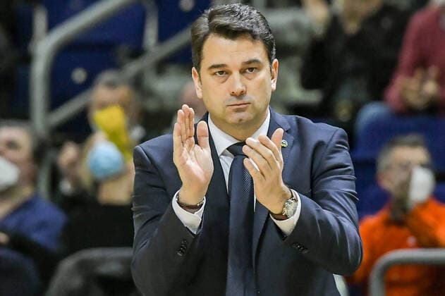17 12 2021, xlakx, Basketball EuroLeague, Alba Berlin ZSKA Moscow emspor, v l Israel Gonzalez Alba Berlin coach gives instructions, gestures with arms, gesticulate, gives instructions Berlin