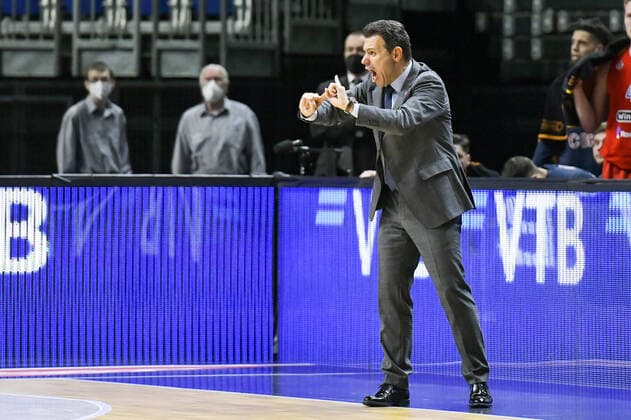 17 12 2021, xlakx, Basketball EuroLeague, Alba Berlin ZSKA Moscow emspor, v l Dimitris Itoudis ZSKA Moscow coach gives instructions, gestures with arms, gesticulate, gives instructions Berlin