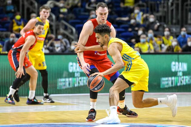 17 12 2021, xlakx, Basketball EuroLeague, Alba Berlin ZSKA Moscow emspor, v l Johannes Vogtmann ZSKA Moscow No 17 ,Maodo Lo Alba Berlin No 0 duel, action, action, battle for the ball Berlin