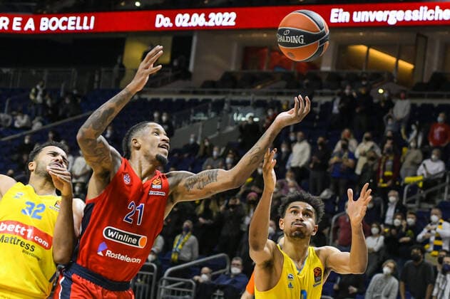 17 12 2021, xlakx, Basketball EuroLeague, Alba Berlin ZSKA Moscow emspor, v l Johannes Thiemann Alba Berlin No 32 ,Will Clyburn ZSKA Moscow No 21 ,Maodo Lo Alba Berlin No 0 Berlin