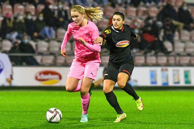 v li Maike Berentzen SGS, 13 , Manjou Wilde FC Köln, 7 , Zweikampf, Duell, duel, tackle, tackling, Dynamik, Action, Aktion, 17 12 2021, Köln Deutschland , Fussball, Flyeralarm Frauen Bundesliga, 1 FC Köln SGS Essen, Fussball, Flyeralarm Frauen Bundesliga, 1 FC Köln SGS Essen, DFB DFL REGULATIONS PROHIBIT ANY USE OF PHOTOGRAPHS AS IMAGE SEQUENCES AND OR QUASI VIDEO xmhx