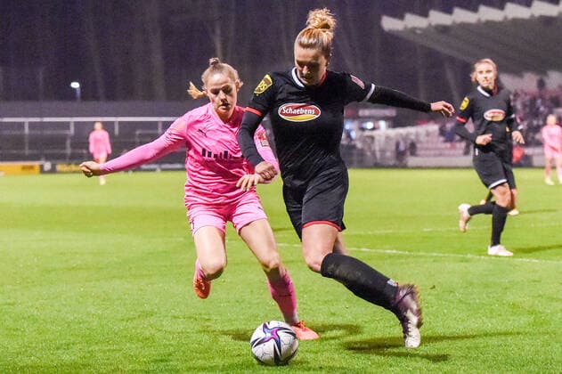 v li Antonia Baaß SGS, 7 , Rachel Rinast FC Köln, 31 , Zweikampf, Duell, duel, tackle, tackling, Dynamik, Action, Aktion, 17 12 2021, Köln Deutschland , Fussball, Flyeralarm Frauen Bundesliga, 1 FC Köln SGS Essen, Fussball, Flyeralarm Frauen Bundesliga, 1 FC Köln SGS Essen, DFB DFL REGULATIONS PROHIBIT ANY USE OF PHOTOGRAPHS AS IMAGE SEQUENCES AND OR QUASI VIDEO xmhx
