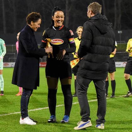 f li Nicole Bender Sporting Director 1 FC Köln congratulates Peggy Kuznik FC Köln, 21 for her 300 game in the Womens Bundesliga, Action, Game Scene, 17 12 2021, Cologne Germany , Football, Flyeralarm Womens Bundesliga, 1 FC Köln SGS Essen, Football, Flyeralarm Womens Bundesliga, 1 FC Köln SGS Essen, DFB DFL REGULATIONS PROHIBIT ANY USE OF PHOTOGRAPHS AS IMAGE SEQUENCES AND OR QUASI VIDEO xmhx