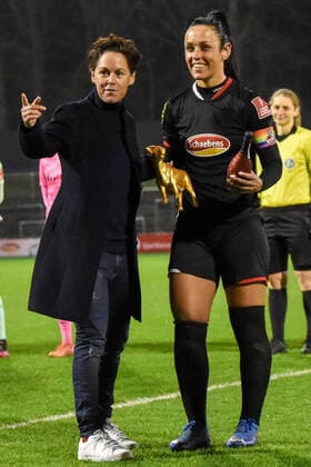 f li Nicole Bender Sporting Director 1 FC Köln congratulates Peggy Kuznik FC Köln, 21 for her 300 game in the Womens Bundesliga, Action, Game Scene, 17 12 2021, Cologne Germany , Football, Flyeralarm Womens Bundesliga, 1 FC Köln SGS Essen, Football, Flyeralarm Womens Bundesliga, 1 FC Köln SGS Essen, DFB DFL REGULATIONS PROHIBIT ANY USE OF PHOTOGRAPHS AS IMAGE SEQUENCES AND OR QUASI VIDEO xmhx