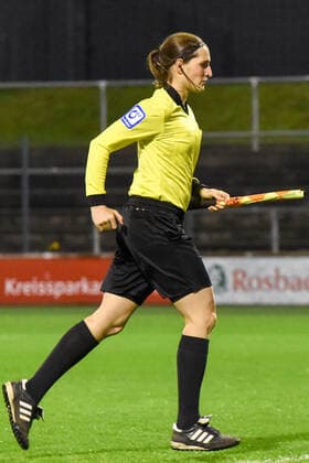 Naemi Breier assistant , cut-out, full body, single image, action, action, 17 12 2021, Cologne Germany , Football, Flyeralarm Frauen Bundesliga, 1 FC Köln SGS Essen, Football, Flyeralarm Frauen Bundesliga, 1 FC Köln SGS Essen, DFB DFL REGULATIONS PROHIBIT ANY USE OF PHOTOGRAPHS AS IMAGE SEQUENCES AND OR QUASI VIDEO xmhx