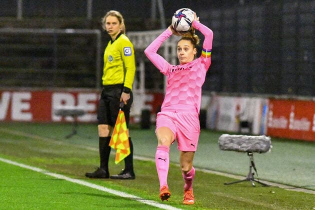 Jacqueline Meißner SGS, 16 at throw-in, cut-out, full body, single picture, action, 17 12 2021, Cologne Germany , Football, Flyeralarm Frauen Bundesliga, 1 FC Köln SGS Essen, Football, Flyeralarm Frauen Bundesliga, 1 FC Köln SGS Essen, DFB DFL REGULATIONS PROHIBIT ANY USE OF PHOTOGRAPHS AS IMAGE SEQUENCES AND OR QUASI VIDEO xmhx