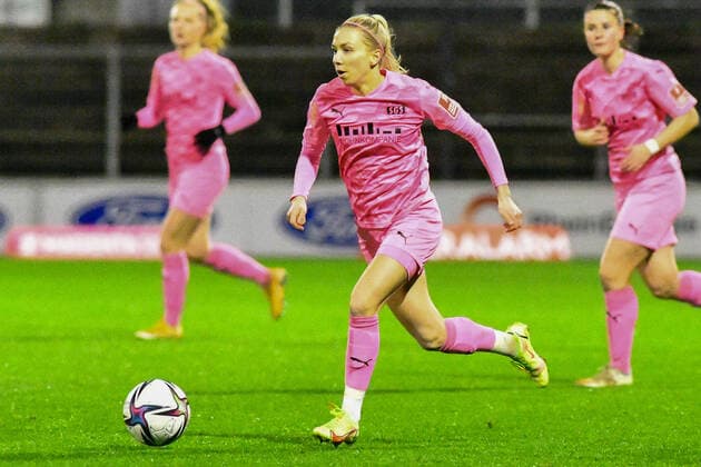 Elisa Senß SGS, 6 , cutout, action, game scene, 17 12 2021, Cologne Germany , football, Flyeralarm Frauen Bundesliga, 1 FC Köln SGS Essen, football, Flyeralarm Frauen Bundesliga, 1 FC Köln SGS Essen, DFB DFL REGULATIONS PROHIBIT ANY USE OF PHOTOGRAPHS AS IMAGE SEQUENCES AND OR QUASI VIDEO xmhx