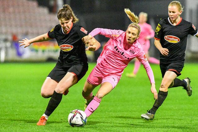 v li Adriana Achcinska FC Köln, 9 , Elisa Senß SGS, 6 , Zweikampf, Duell, duel, tackle, tackling, Dynamik, Action, Aktion, 17 12 2021, Köln Deutschland , Fussball, Flyeralarm Frauen Bundesliga, 1 FC Köln SGS Essen, Fussball, Flyeralarm Frauen Bundesliga, 1 FC Köln SGS Essen, DFB DFL REGULATIONS PROHIBIT ANY USE OF PHOTOGRAPHS AS IMAGE SEQUENCES AND OR QUASI VIDEO xmhx