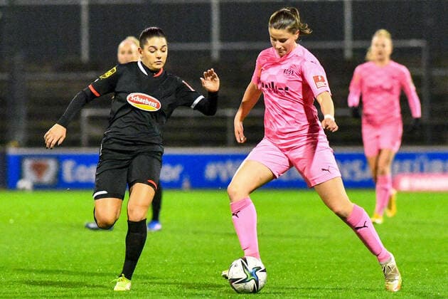 v li Manjou Wilde FC Köln, 7 , Katharina Piljic SGS, 27 , Zweikampf, Duell, duel, tackle, tackling, Dynamik, Action, Aktion, 17 12 2021, Köln Deutschland , Fussball, Flyeralarm Frauen Bundesliga, 1 FC Köln SGS Essen, Fussball, Flyeralarm Frauen Bundesliga, 1 FC Köln SGS Essen, DFB DFL REGULATIONS PROHIBIT ANY USE OF PHOTOGRAPHS AS IMAGE SEQUENCES AND OR QUASI VIDEO xmhx