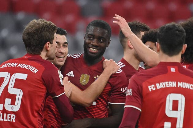 Goal celebration around Dayot UPAMECANO Bayern Muenchen after goal to 2 0 with Thomas MUELLER MÜLLER,Bayern Muenchen ,Marc ROCA Bayern Muenchen , Jubel,Freude,Begeisterung,Aktion Fussball 1 Bundesliga Saison 2021 2022,17 Spieltag, Spieltag17 FC Bayern Muenchen VFL Wolfsburg 4 0, am 17 12 2021, A L L I A N Z A R E N A Muenchen