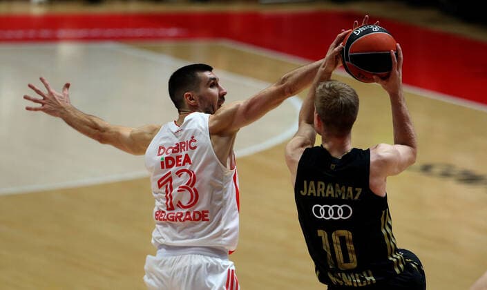 Sport Bilder des Tages 17.12.2021 Belgrade(Serbia) KK Crvena Zvezda(BC Red Star)-FC Bayern München Basketball GmbH Euroleague men s basketball Ognjen Dobric(L) Crvena Zvezda(Red Star) stopped Ognjen Jaramaz (R) Bayern München :Str