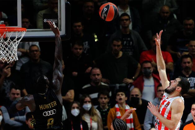 17.12.2021 Belgrade(Serbia) KK Crvena Zvezda(BC Red Star)-FC Bayern München Basketball GmbH Euroleague men s basketball Nikola Kalinic(R) Crvena Zvezda(Red Star) :S.Sandic