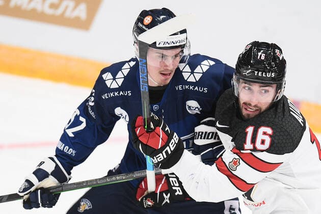 Russia Ice hockey, Eishockey Euro Tour Finland - Canada 6724470 18.12.2021 Finland s Arttu Pelli, left, and Canada s Daniel Audette struggle for a puck during the Channel One Cup match of the Euro Hockey Tour between Finland and Canada, in Moscow, Russia. Vladimir Astapkovich Sputnik Moscow Russia  Copyright: xVladimirxAstapkovichx