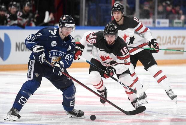 Russia Ice hockey, Eishockey Euro Tour Finland - Canada 6724486 18.12.2021 Finland s Sakari Manninen, left, and Canada s Daniel Audette struggle for a puck during the Channel One Cup match of the Euro Hockey Tour between Finland and Canada, in Moscow, Russia. Vladimir Astapkovich Sputnik Moscow Russia  Copyright: xVladimirxAstapkovichx