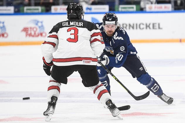 Russia Ice hockey, Eishockey Euro Tour Finland - Canada 6724490 18.12.2021 Finland s Markus Granlund, right, and Canada s John Gilmour struggle for a puck during the Channel One Cup match of the Euro Hockey Tour between Finland and Canada, in Moscow, Russia. Vladimir Astapkovich Sputnik Moscow Russia  Copyright: xVladimirxAstapkovichx