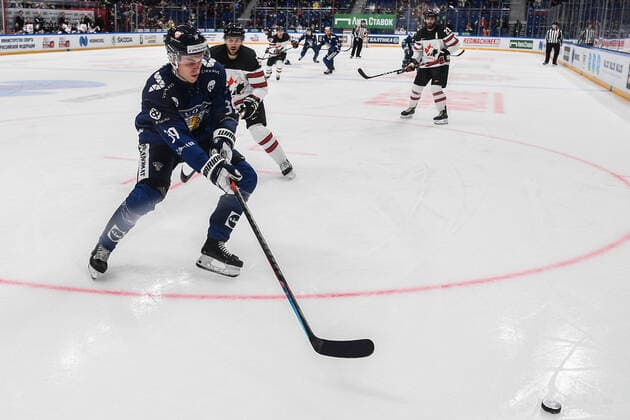 Russia Ice hockey, Eishockey Euro Tour Finland - Canada 6724497 18.12.2021 Finland s Waltteri Merela struggles for a puck during the Channel One Cup match of the Euro Hockey Tour between Finland and Canada, in Moscow, Russia. Vladimir Astapkovich Sputnik Moscow Russia  Copyright: xVladimirxAstapkovichx