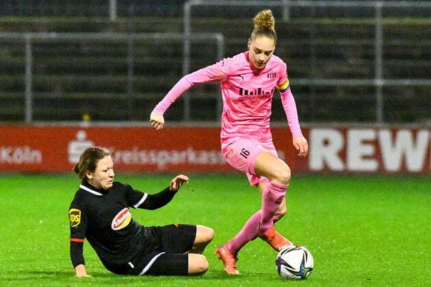 v li Alicia Sophie Gudorf FC Köln, 12 , Jacqueline Meißner SGS, 16 , Zweikampf, Duell, duel, tackle, tackling, Dynamik, Action, Aktion, 17 12 2021, Köln Deutschland , Fussball, Flyeralarm Frauen Bundesliga, 1 FC Köln SGS Essen, Fussball, Flyeralarm Frauen Bundesliga, 1 FC Köln SGS Essen, DFB DFL REGULATIONS PROHIBIT ANY USE OF PHOTOGRAPHS AS IMAGE SEQUENCES AND OR QUASI VIDEO xmhx
