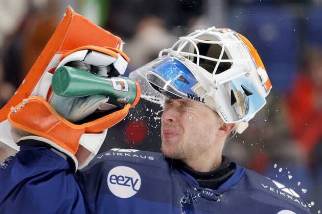 MOSCOW, RUSSIA â€“ DECEMBER 18, 2021: Finlandâ€™s goaltender Christian Heljanko refreshes himself after his national team, Nationalteam s 2021 Channel One Cup Ice hockey, Eishockey match against Canada at CSKA Arena as part of the 2021 22 Euro Hockey Tour; Finland won 4-1. Mikhail Japaridze TASS  TS11C499
