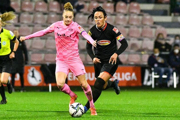 v li Jacqueline Meißner SGS, 16 , Peggy Kuznik FC Köln, 21 , Zweikampf, Duell, duel, tackle, tackling, Dynamik, Action, Aktion, 17 12 2021, Köln Deutschland , Fussball, Flyeralarm Frauen Bundesliga, 1 FC Köln SGS Essen, Fussball, Flyeralarm Frauen Bundesliga, 1 FC Köln SGS Essen, DFB DFL REGULATIONS PROHIBIT ANY USE OF PHOTOGRAPHS AS IMAGE SEQUENCES AND OR QUASI VIDEO xmhx