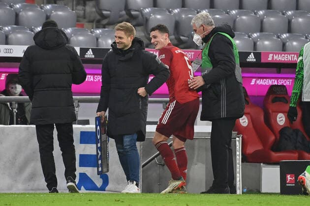 Sport Themen der Woche KW50 Kurz vor Schluss sorgte Benjamin Pavard fuer Verwirrung im Bayern-Team. Er rennt in die Katakomben, gerade als Nagelsmann eigentlich Jamala Musiala auswechseln wollte. Fussball 1. Bundesliga Saison 2021 2022,17.Spieltag, Spieltag17. FC Bayern Muenchen - VFL Wolfsburg 4-0, am 17.12.2021, A L L I A N Z A R E N A Muenchen. *** Shortly before the end Benjamin Pavard caused confusion in the Bayern team He runs into the catacombs, just when Nagelsmann actually wanted to substitute Jamala Musiala Football 1 Bundesliga Season 2021 2022,17 Matchday, Matchday17 FC Bayern Muenchen VFL Wolfsburg 4 0, on 17 12 2021, A L L I A N Z A R E N A Muenchen