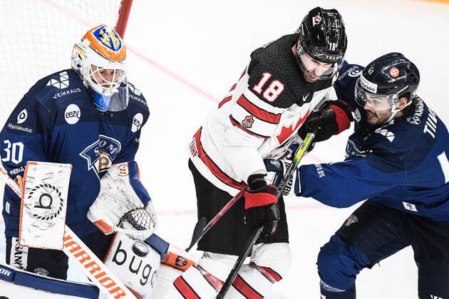 Russia Ice hockey, Eishockey Euro Tour Finland - Canada 6724513 18.12.2021 From left, Finland s goaltender Christian Heljanko, Canada s Corban Knight and Finland s Peter Tiivola struggle for a puck during the Channel One Cup match of the Euro Hockey Tour between Finland and Canada, in Moscow, Russia. Vladimir Astapkovich Sputnik Moscow Russia  Copyright: xVladimirxAstapkovichx