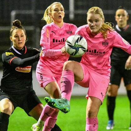 v li Sabrina Horvat FC Köln, 3 , Elisa Senß SGS, 6 , Felicitas Fee Kockmann SGS, 22 , Dreikampf, Duell, duel, tackle, tackling, Dynamik, Action, Aktion, 17 12 2021, Köln Germany , Fussball, Flyeralarm Frauen Bundesliga, 1 FC Köln SGS Essen, Football, Flyeralarm Frauen Bundesliga, 1 FC Köln SGS Essen, DFB DFL REGULATIONS PROHIBIT ANY USE OF PHOTOGRAPHS AS IMAGE SEQUENCES AND OR QUASI VIDEO xmhx