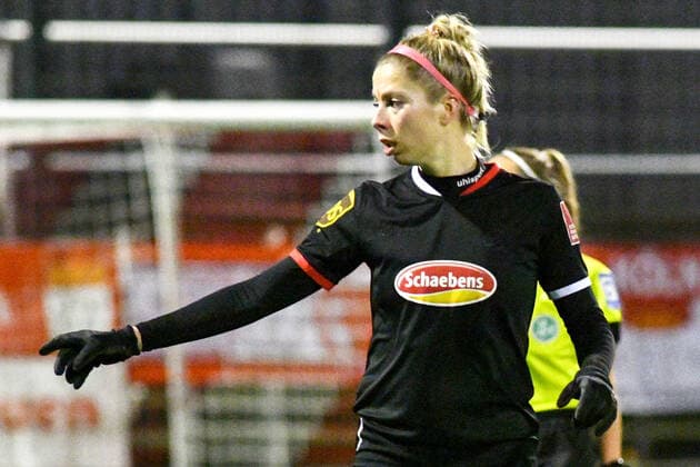 Nina Räcke SGS, 4 gives instructions, gesticulates, gesticulate with arms, gives instructions, gesticulate, 17 12 2021, Cologne Germany , Football, Flyeralarm Frauen Bundesliga, 1 FC Köln SGS Essen, Football, Flyeralarm Frauen Bundesliga, 1 FC Köln SGS Essen, DFB DFL REGULATIONS PROHIBIT ANY USE OF PHOTOGRAPHS AS IMAGE SEQUENCES AND OR QUASI VIDEO xmhx