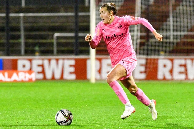 Carlotta Wamser SGS, 30 on the ball, game scene, crop, full body, single image, action, 17 12 2021, Cologne Germany , Football, Flyeralarm Frauen Bundesliga, 1 FC Köln SGS Essen, Football, Flyeralarm Frauen Bundesliga, 1 FC Köln SGS Essen, DFB DFL REGULATIONS PROHIBIT ANY USE OF PHOTOGRAPHS AS IMAGE SEQUENCES AND OR QUASI VIDEO xmhx
