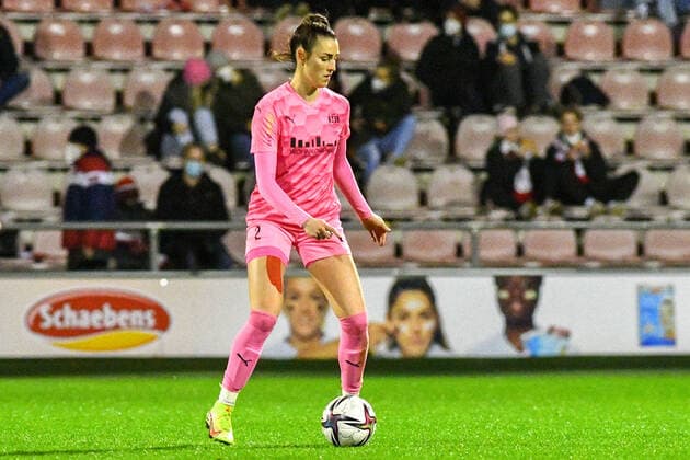 Selina Ostermeier SGS, 2 on the ball, game scene, crop, full body, single image, action, 17 12 2021, Cologne Germany , Football, Flyeralarm Frauen Bundesliga, 1 FC Köln SGS Essen, Fussball, Flyeralarm Frauen Bundesliga, 1 FC Köln SGS Essen, DFB DFL REGULATIONS PROHIBIT ANY USE OF PHOTOGRAPHS AS IMAGE SEQUENCES AND OR QUASI VIDEO xmhx