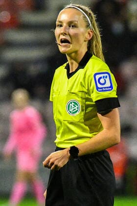 Fabienne Michel referee single picture, action, action, gives instructions, , 17 12 2021, Cologne Germany , football, Flyeralarm Frauen Bundesliga, 1 FC Köln SGS Essen, football, Flyeralarm Frauen Bundesliga, 1 FC Köln SGS Essen, DFB DFL REGULATIONS PROHIBIT ANY USE OF PHOTOGRAPHS AS IMAGE SEQUENCES AND OR QUASI VIDEO xmhx