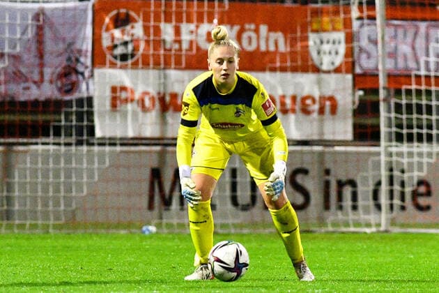 Pauline Nelles Goalkeeper FC Cologne, 16 on the ball, game scene, crop, full body, single image, action, 17 12 2021, Cologne Germany , Football, Flyeralarm Womens Bundesliga, 1 FC Cologne SGS Essen, Football, Flyeralarm Womens Bundesliga, 1 FC Cologne SGS Essen, DFB DFL REGULATIONS PROHIBIT ANY USE OF PHOTOGRAPHS AS IMAGE SEQUENCES AND OR QUASI VIDEO xmhx
