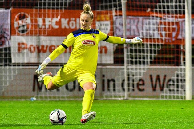 Pauline Nelles Goalkeeper FC Cologne, 16 on the ball, game scene, crop, full body, single image, action, 17 12 2021, Cologne Germany , Football, Flyeralarm Womens Bundesliga, 1 FC Cologne SGS Essen, Football, Flyeralarm Womens Bundesliga, 1 FC Cologne SGS Essen, DFB DFL REGULATIONS PROHIBIT ANY USE OF PHOTOGRAPHS AS IMAGE SEQUENCES AND OR QUASI VIDEO xmhx