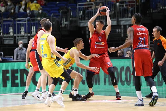 DEU, Euroleague, ALBA vs Moscow, 17 12 2021, Mercedes Benz Arena, Berlin, DEU, Euroleague, ALBA vs Moscow, in picture Tim Schneider ALBA Berlin 10 , Jonas Mattisseck ALBA Berlin 9 , Johannes Voigtmann ZSKA Moscow 17 nordphotoxGmbHx xEngler nph00076