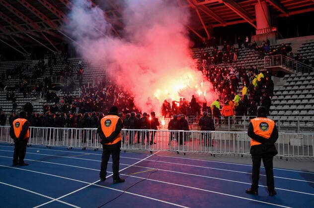 Lyon Hooligans outbursts, the match has been definitively interrupted. Paris FC Olympique Lyonnais Coupe de France, 32nd final of the Coupe de France, at the Stade Charlety, between Paris FC and Olympique Lyonnais, December 17, 2021.  JulienxMattiax xLexPictorium LePictorium_0257838