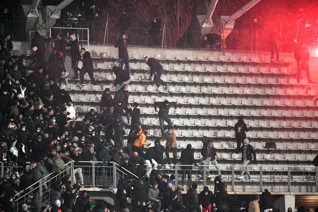 Lyon Hooligans outbursts, the match has been definitively interrupted. Paris FC Olympique Lyonnais Coupe de France, 32nd final of the Coupe de France, at the Stade Charlety, between Paris FC and Olympique Lyonnais, December 17, 2021.  JulienxMattiax xLexPictorium LePictorium_0257844
